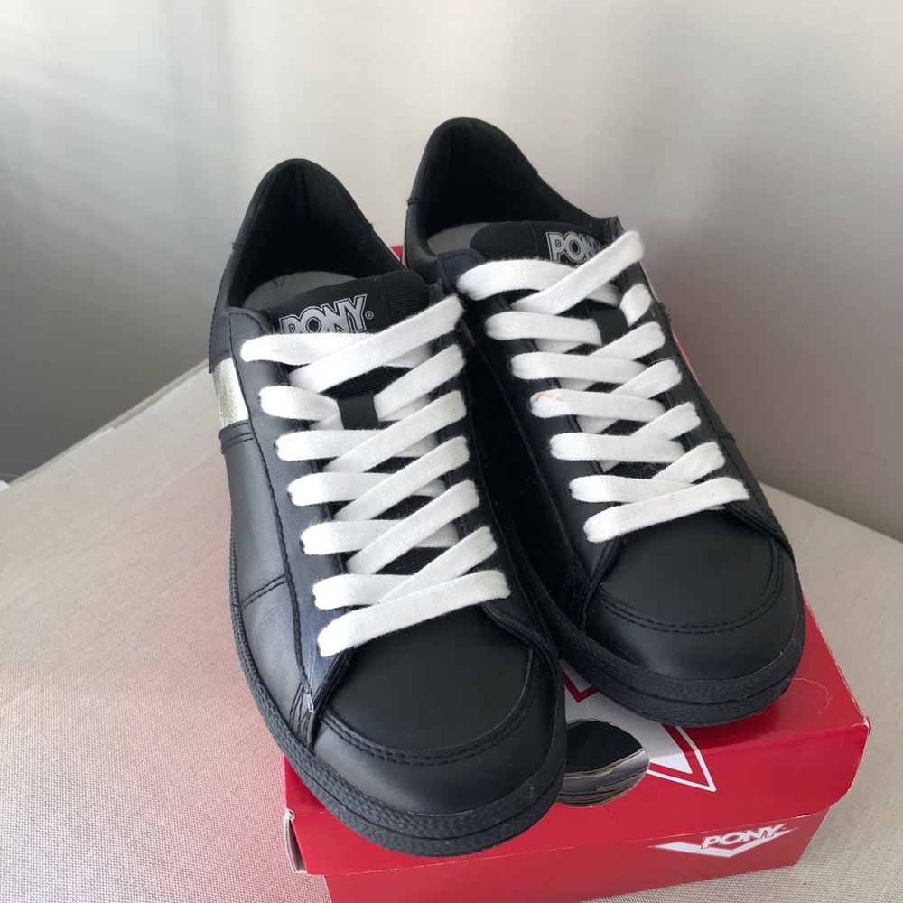 Black leather sneakers, size 6.5